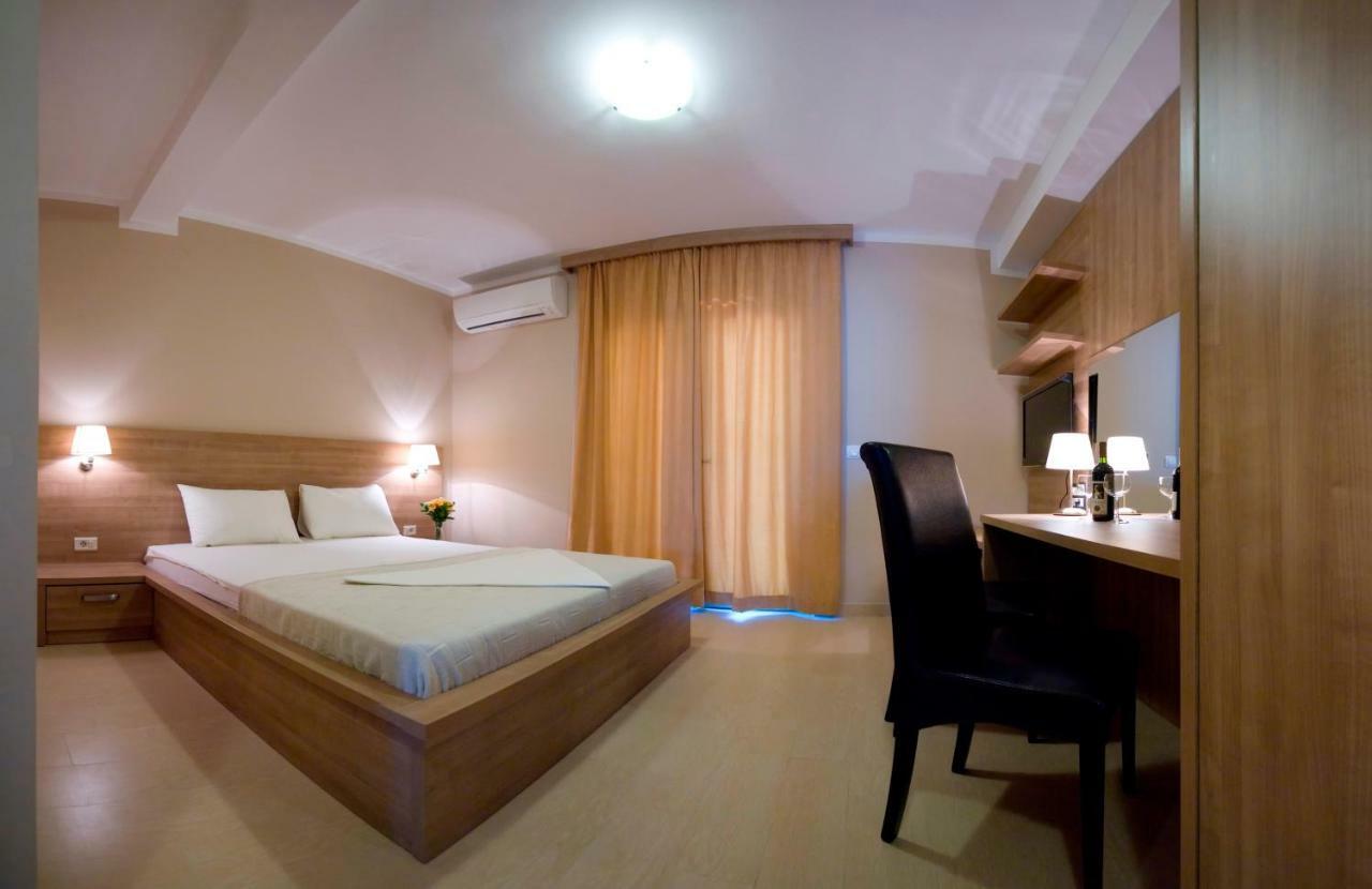 Vila V Lux Apartments Petrovac Екстериор снимка