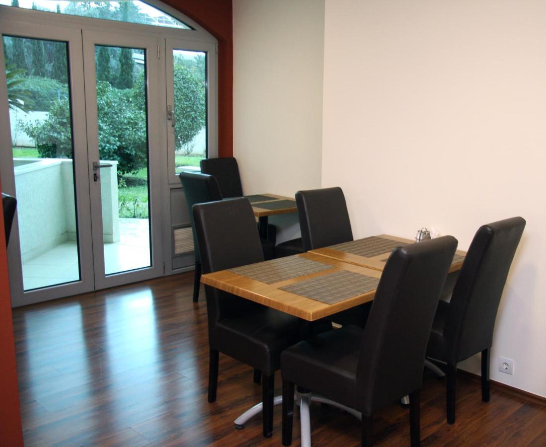 Vila V Lux Apartments Petrovac Екстериор снимка
